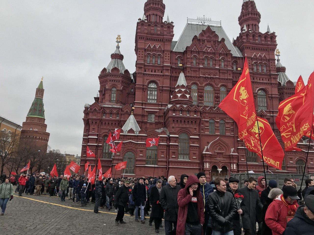 Front moscow. Москва Сталин на красной площядь. Московски Сталин на красной площади. Три Сталина на красный алрщади. Современный Сталин на красной площади.