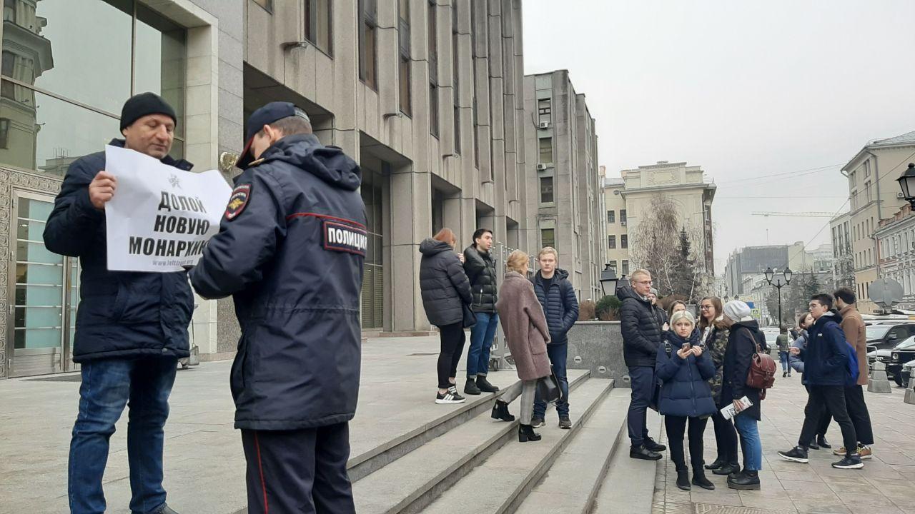 Группа против правительства. Одиночный митинг.