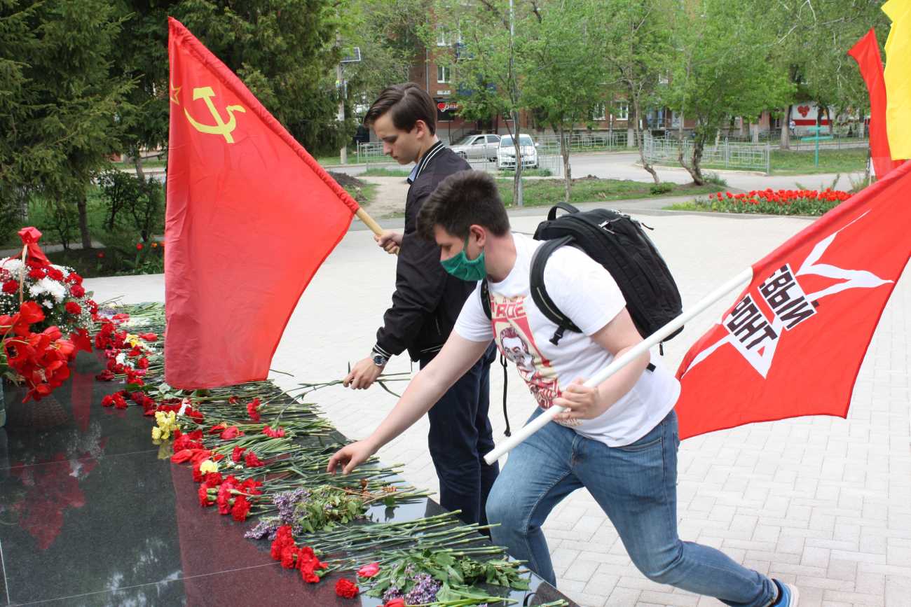 Самара вечно молодой. Акция цветы героям победителям. Скауты в Самаре у вечного огня. Как правильно держать Знамя у вечного огня.