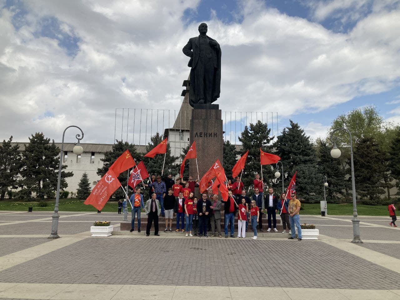 Во многих городах. Фото комсомольцев в Астрахани.