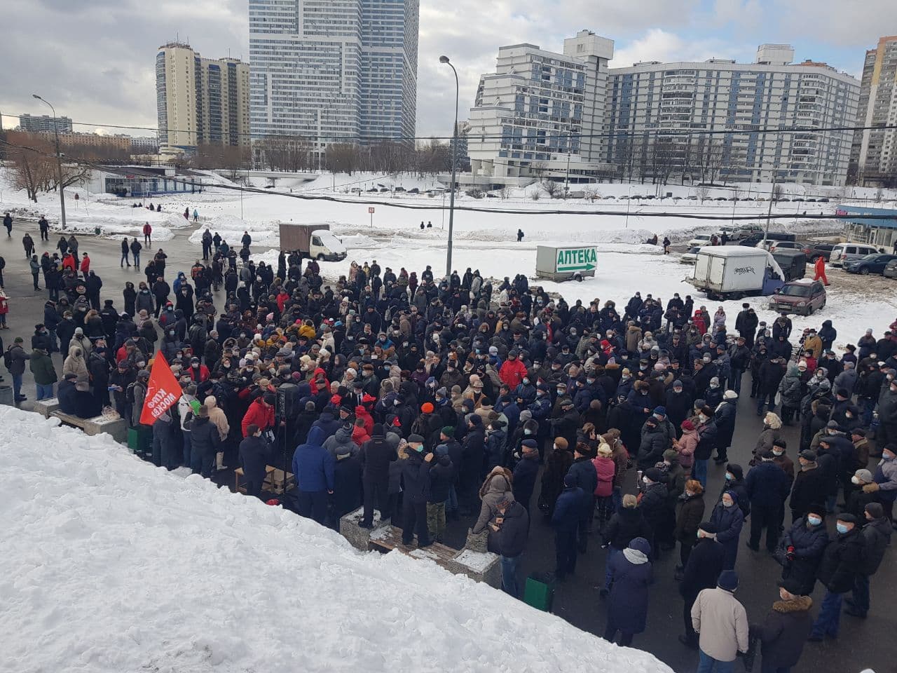 Москвичи провели в районе Чертаново массовую встречу против сноса гаражей и  в защиту Битцевского леса от варварского «благоустройства». Несколько  человек были задержаны — Левый Фронт