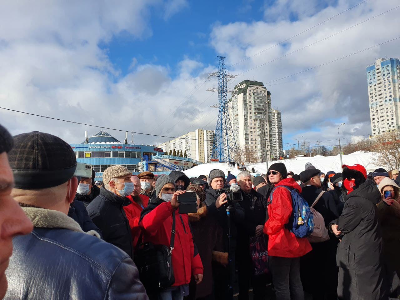 Москвичи провели в районе Чертаново массовую встречу против сноса гаражей и  в защиту Битцевского леса от варварского «благоустройства». Несколько  человек были задержаны — Левый Фронт