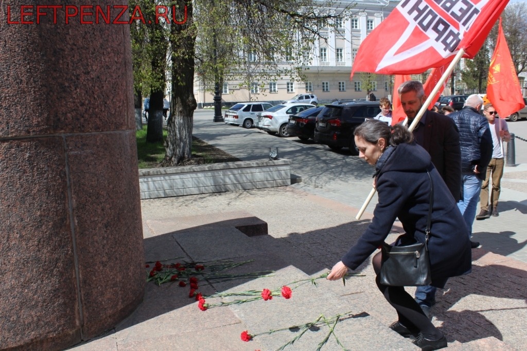 Дать 2 мая. Акция возложение цветов. Дом профсоюзов в Одессе 2022. Возложение цветов к памятнику погибшим. Возложили цветы к памятнику погибшим воинам.