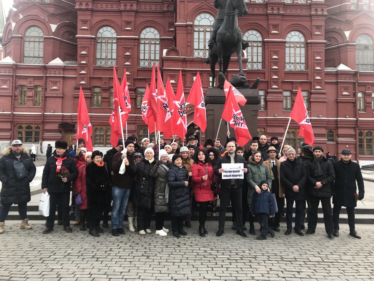 Наследие Ленина необходимо для победы России! Акция левых сил прошла на  Красной площади — Левый Фронт